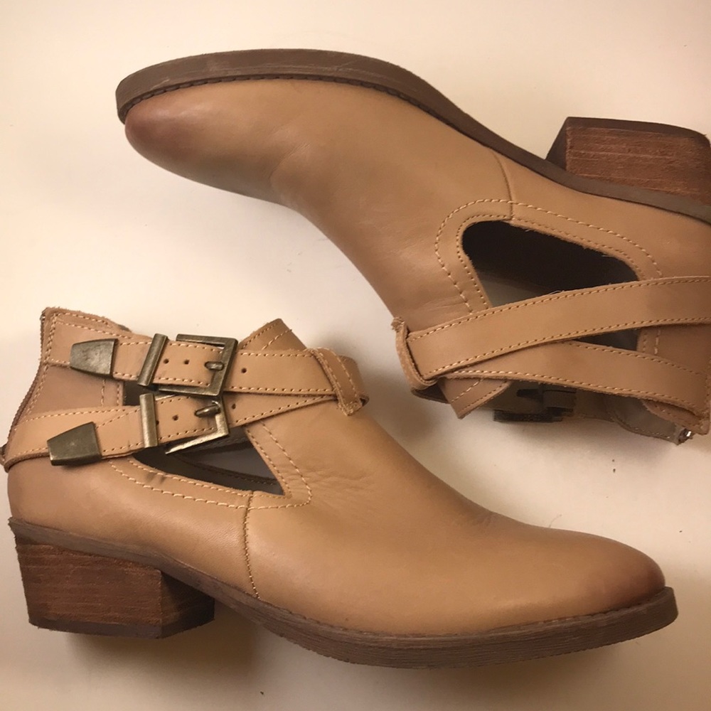 Nicole Leather ankle bootie